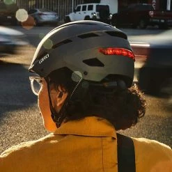 Casque Giro Mips Et Lumières Avant/arrière -VTT Soldes Magasin casque velo femme giro escape mips velo urbain